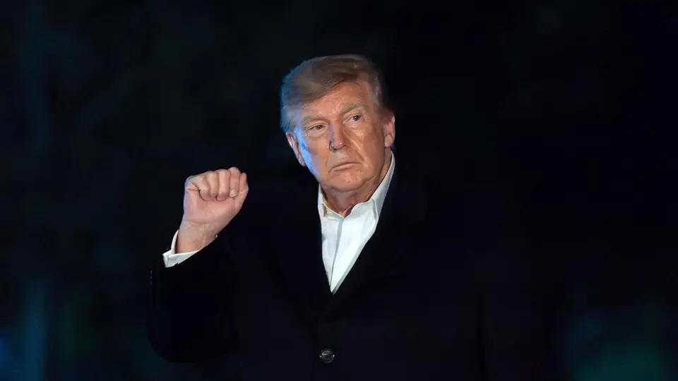 Trump warns Kansans that U . S . will burn like France if Democrats win