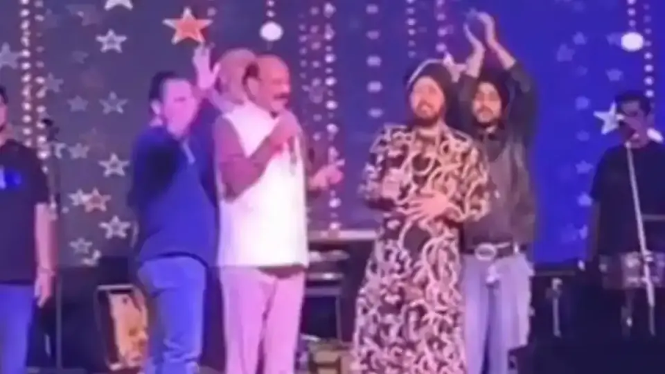 Daler Mehndi : डलेर मेहंदी के स्टेज पर पहुंचे उत्तराखंड के मंत्री , बोले - शराब पीकर गा रहे हो , यह गलत है