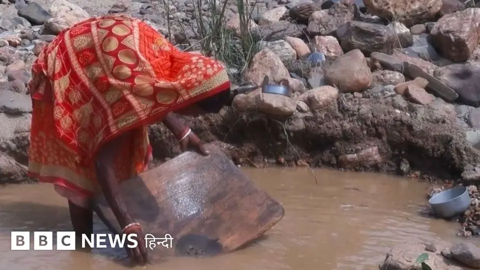 'पैरों और पीठ में दर्द, दवा भी खानी पड़ती है', सोने की तलाश में नदी की ख़ाक छानते लोग