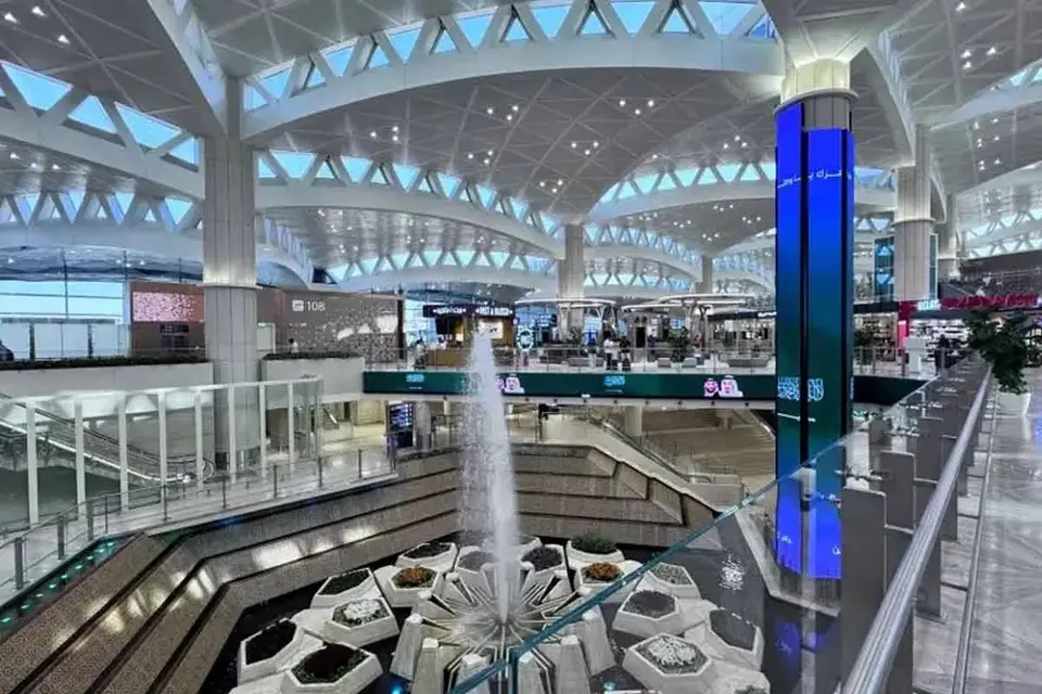 Riyadh Airport : हूती हमलों के दावों के बीच बड़ा फैसला ! रियाद एयरपोर्ट के दो टर्मिनल फिर खुलेंगे , जानें नई व्यवस्था | Riyadh Airport Flights Resume Houthi Attack Saudi Arabia Air India Flight Update