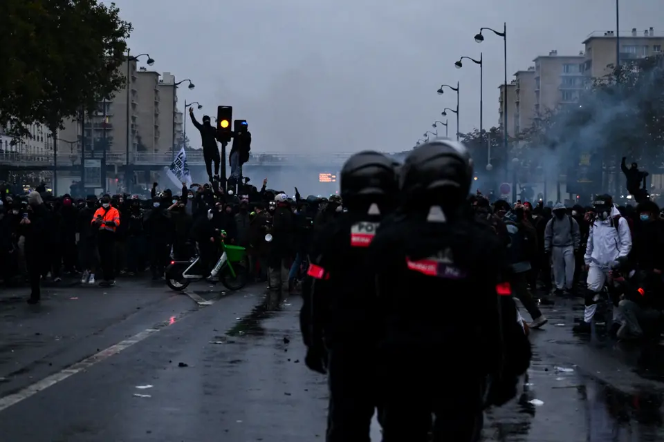 Fresh Paris Protests Turn Violent as 400 , 000 Rally Over Living Costs