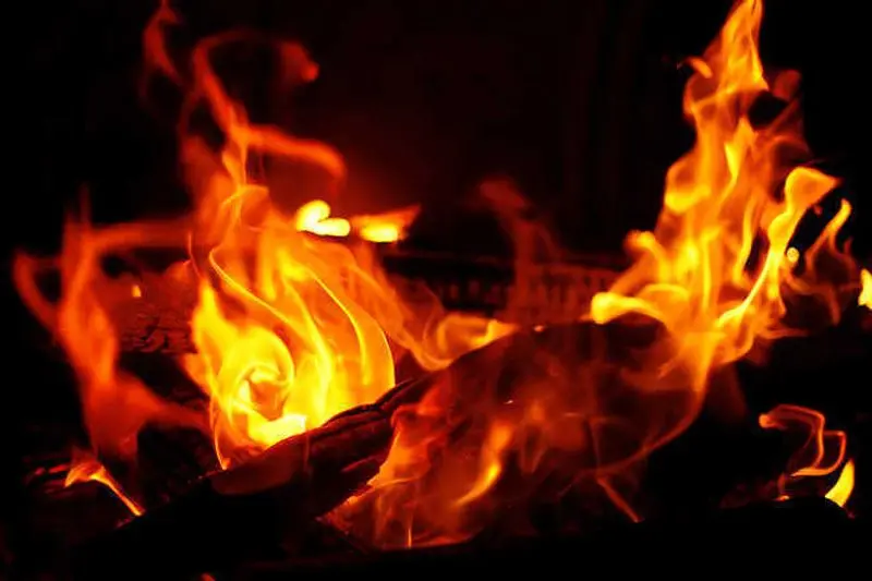 5 temporary shops catch fire in Noida Raipur village , one dead