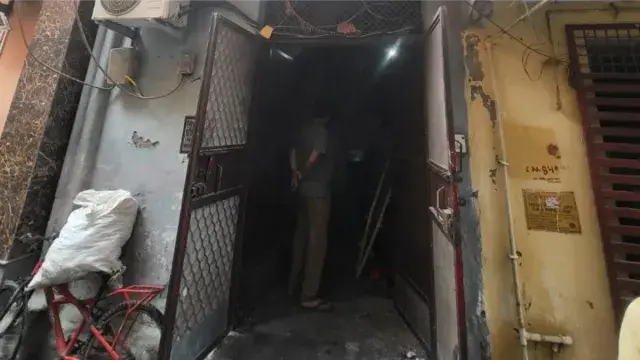 दिल्ली में चार्ज हो रही मोपेड की बैटरी फटने से लगी आग , 40 मिनट फंसे रहे बहन - भाई ; 4 लोग पड़ोसी की छत पर कूदे - electric moped fire in delhi traps siblings for 40 mins