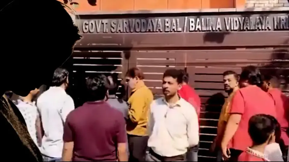 दिल्ली के कृष्णा नगर में खौफनाक वारदात : स्कूल में 12वीं की छात्रा ने खुद को लगाई आग , मौके पर मौत , मचा हड़कंप
