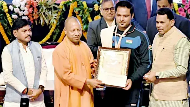 संभल का लाल ; जिसने पोलियोग्रस्त पैर से साधा ऐसा निशाना कि PM मोदी भी हो गए मुरीद , जानिए कौन हैं दीपेंद्र सिंह - deependra singh paralympian sambhal shooting academy success story