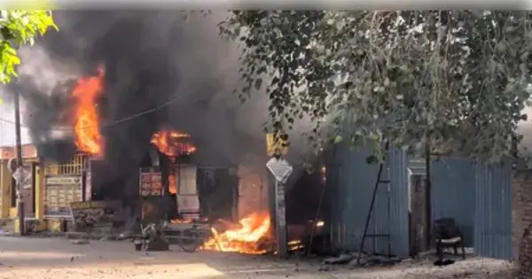 नोएडा में सिलेंडर ब्लास्ट से दुकानों में लगी भीषण आग