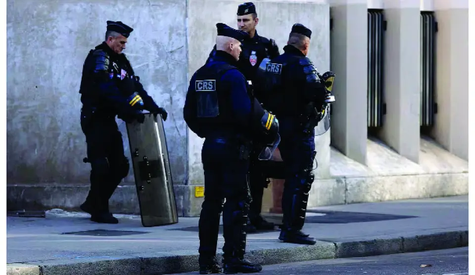France deploys 70 , 000 officers ahead of protests ; Louvre shut