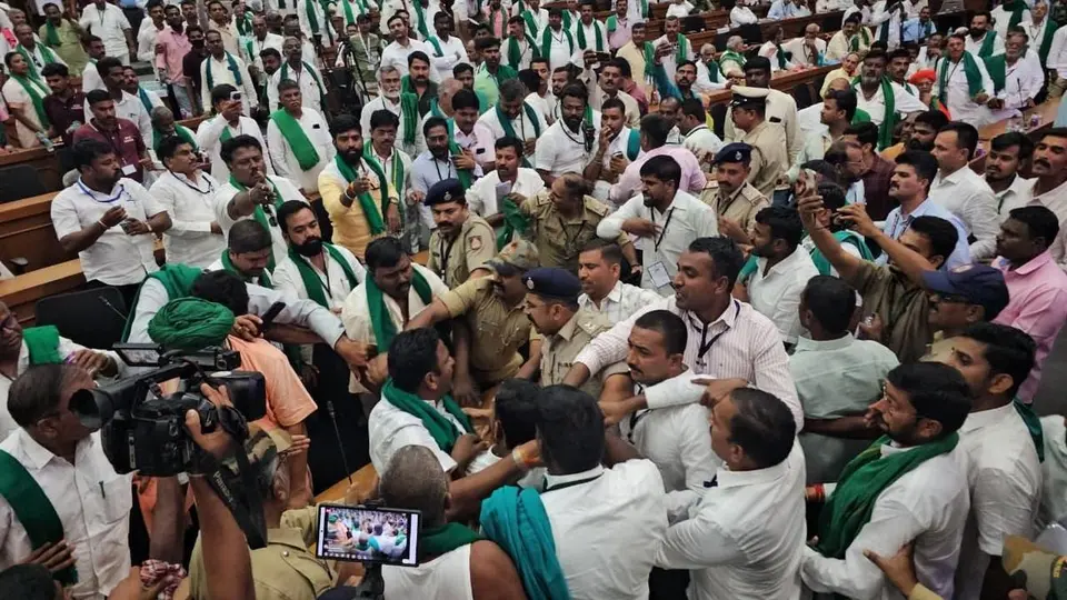 Fight breaks out between factions of farmers over lack of clarity on demands