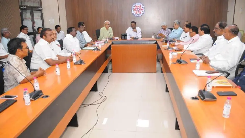 APSRTC talks fail as unions press for cancellation of 1,450 e-bus tenders