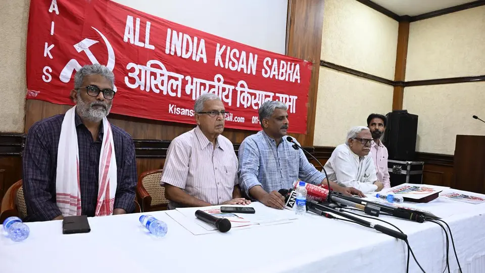 AIKS calls off farmers’ march at Shahapur after talks with CM Fadnavis; government assures action on key demands