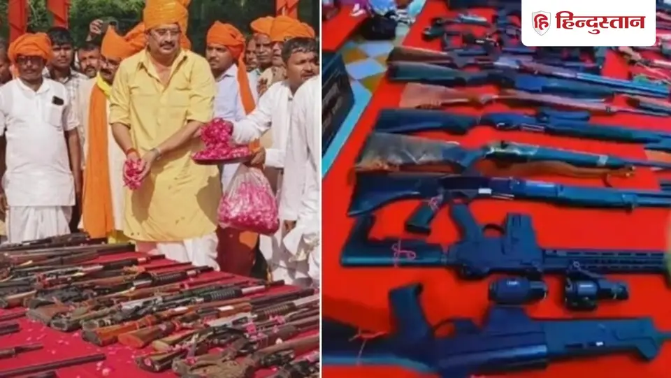 दशहरा पर राजा भैया ने किया शस्त्र पूजन , कोठी में मेज पर रखे नजर आए 500 से ज्यादा असलहे