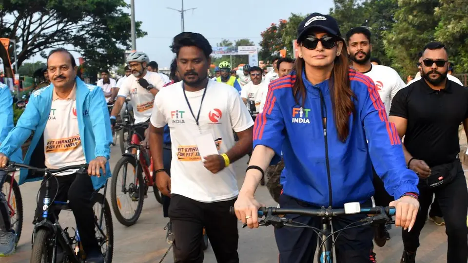 Large number of people take part in cyclothon, walkathon in Hubballi