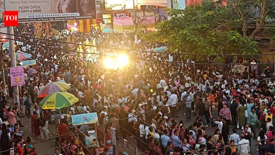 Drumbeats , crowds & rituals mark final day of Puja