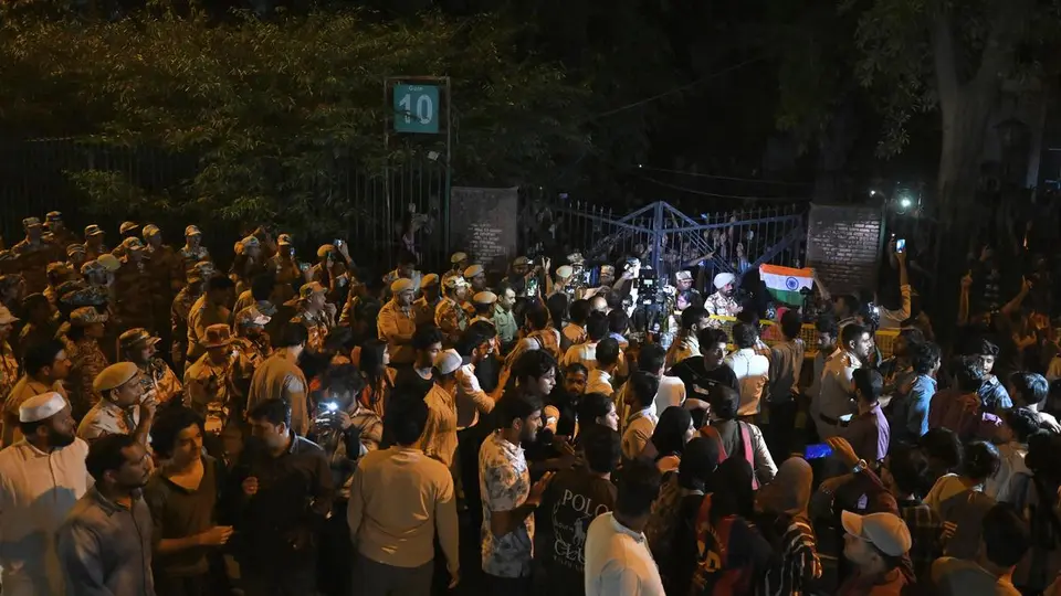 Jamia students climb gates, join protest amid heavy police deployment