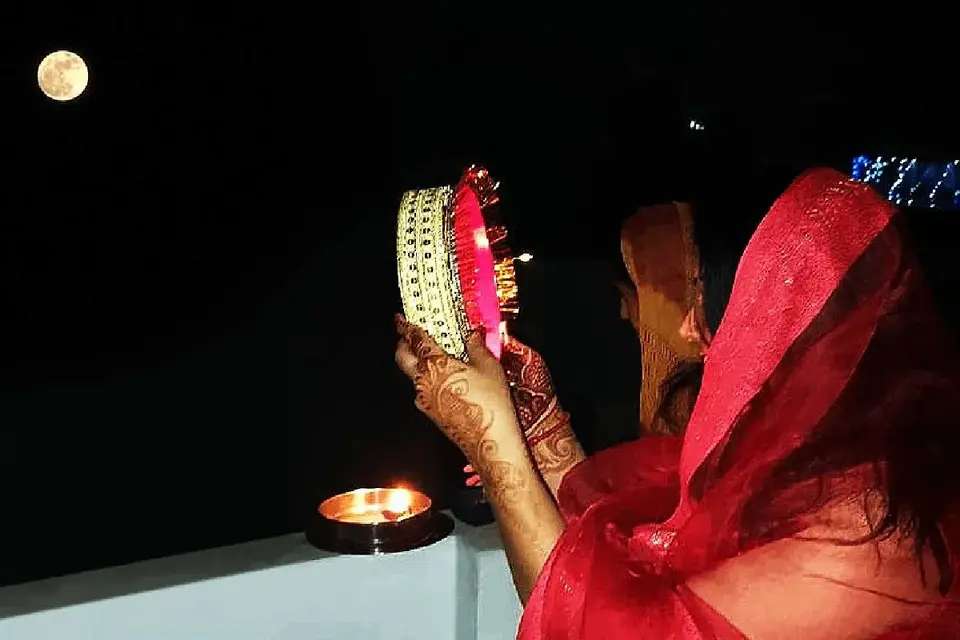 Karwa Chauth : पहली बार करवा चौथ रखने वाली महिलाओं के लिए राहत , इस साल व्रत पर नहीं है कोई धार्मिक रोक | Karwa Chauth First Time Fasting Women Religious Rules