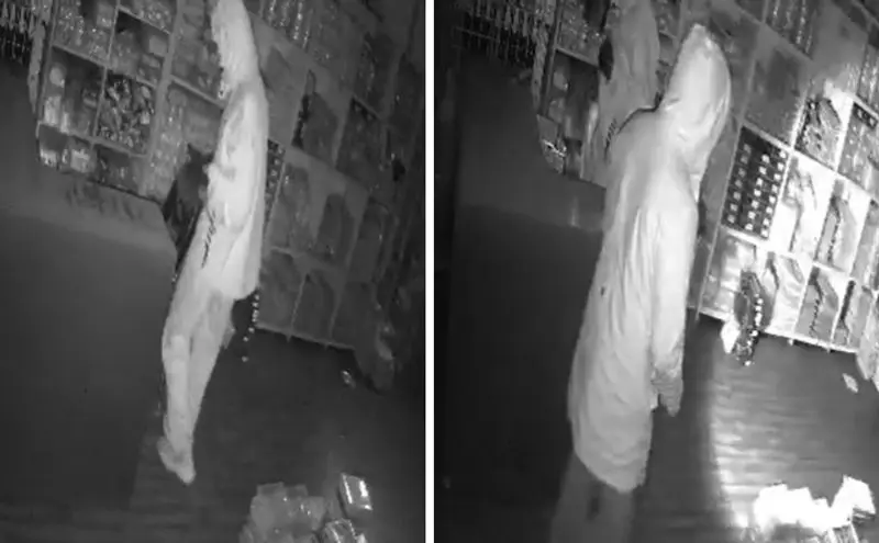 कोरोना वाली PPE किट पहनकर ज्वेलरी शॉप में घुसे चोर , 2 लाख के गहने और कैश लेकर फरार ; CCTV में कैद हुई करतूत