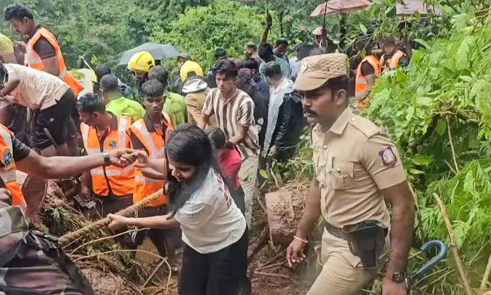 Keralam School Students on Ooty Trip Get Stranded in Mudslide , Rescued
