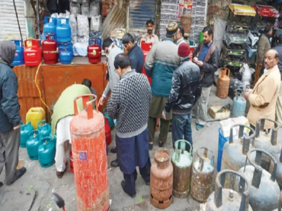 World News : पाकिस्तान में LPG गैस की भारी किल्लत , 8 , 000 रुपये में बिक रहा सिलेंडर , लोगों की मुश्किलें बढ़ीं
