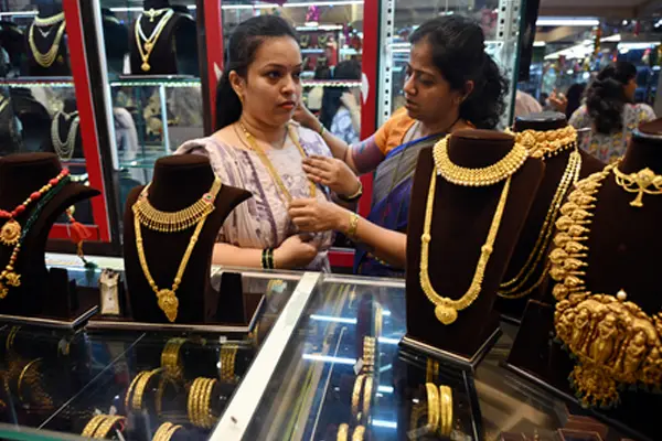 Gold and silver prices plummet amid global uncertainties ; gold drops by nearly 3 . 3 and silver by 7 . 8 over the week ., Delhi News in Hindi