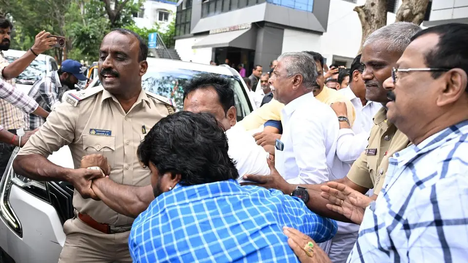 Cong. leader Ugrappa faces protest during his visit to Shivamogga