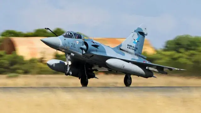 फ्रांस में मिराज 2000D क्रैश , एक क्रू मेंबर की मौत ; दूसरे की तलाश जारी - mirage 2000d crash in france one crew member dead one missing