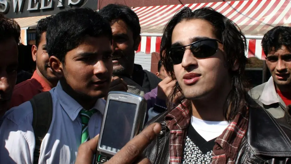 On walls and at weddings , Bigg Boss contestant Qazi Touqeer fever grips Kashmir youth