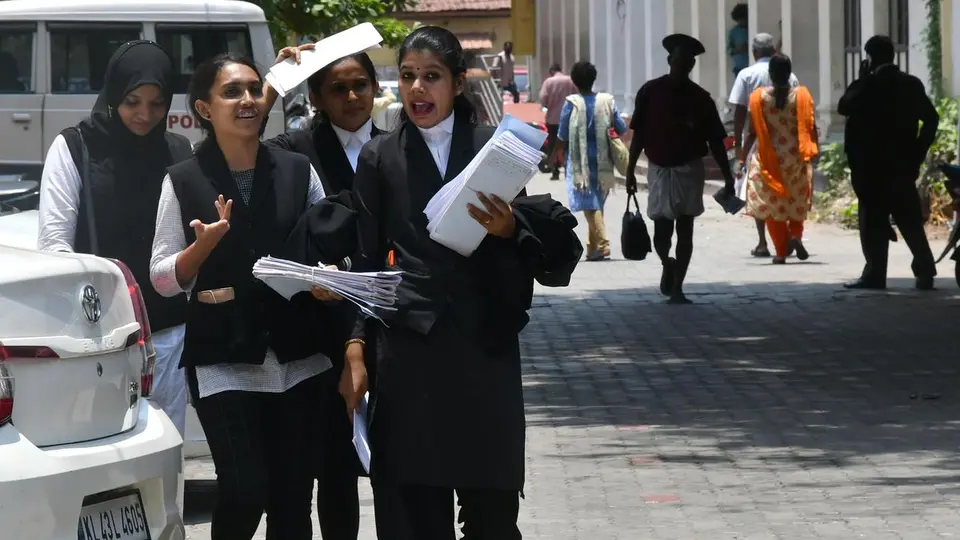 Supreme Court asks States, UTs to allocate funds to build bar rooms, washrooms for women advocates