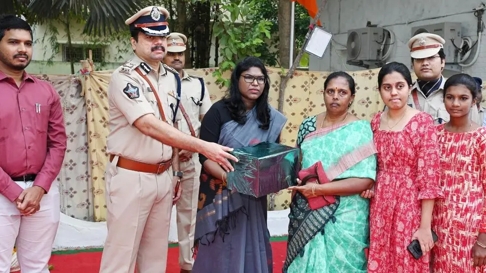 Police Commemoration Day: officials of Eluru, Krishna, West Godavari districts pay tributes to martyrs
