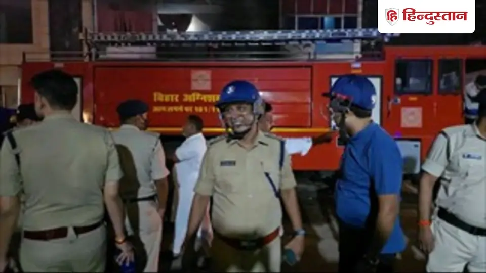 Siwan News सीवान में एसी रिपेयरिंग दुकान में लगी आग , 20 दमकल गाड़ियों से बुझी लपटें