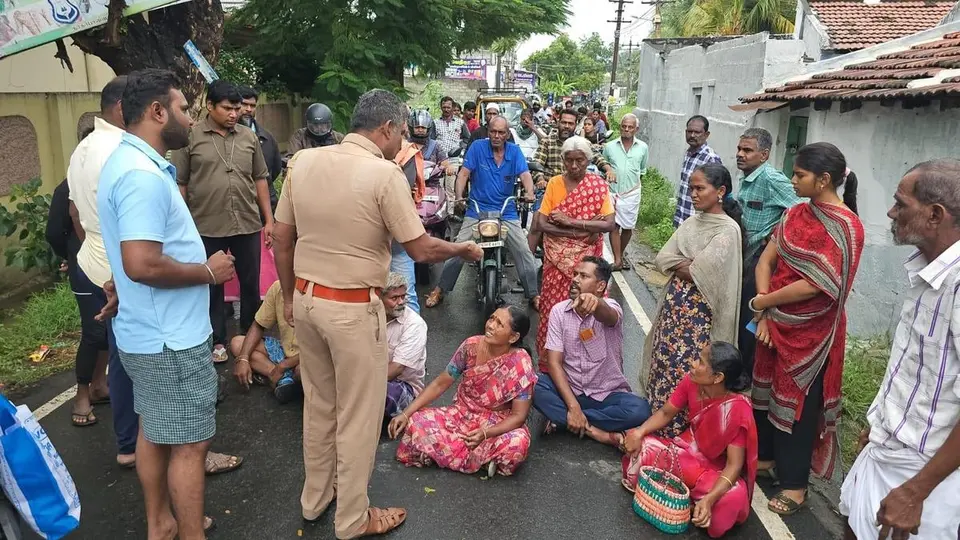 Residents block road seeking removal of tree in Gobichettipalayam