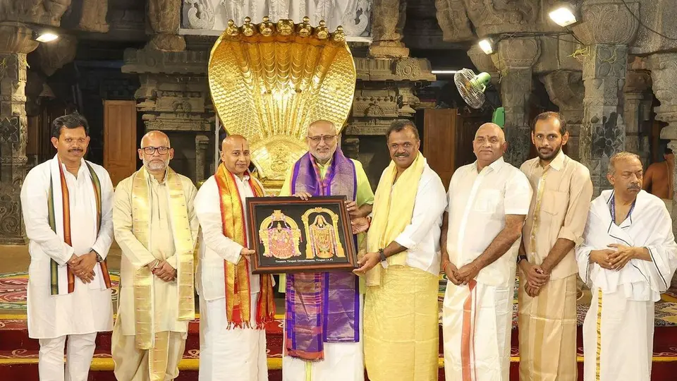Vice-President prays at Tirumala temple