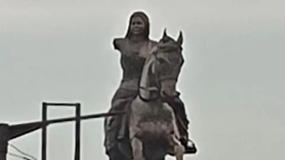 Right hand of Rani Channamma statue in Kittur falls off