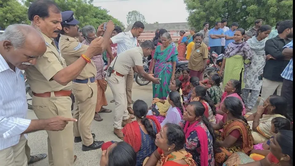 Residents demand demolition of encroachments on pathway, hold protest