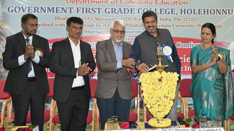 Equip yourselves with skills necessary for the changing world, expert urges students at AI seminar