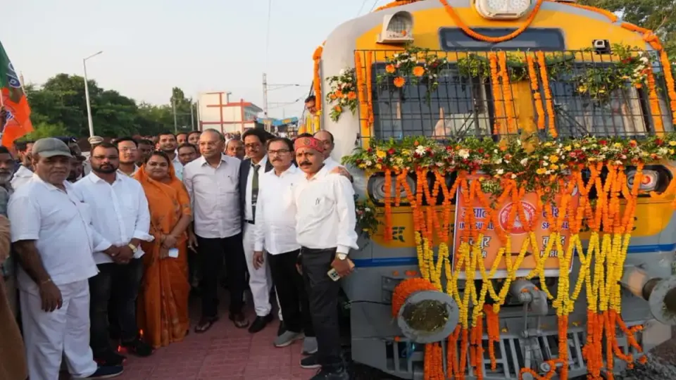 कुरुद में रेल सेवा का ऐतिहासिक आगाज : रायपुर से मेमू पहुंचते ही बरसे फूल , विधायक अजय चन्द्राकर ने किया स्वागत