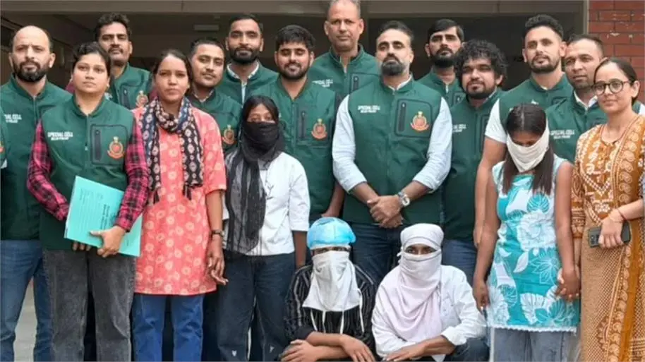 पहले हथियार पहुंचाया , फिर शूटरों के भागने का इंतजाम ; टाइगर श्रॉफ की कार पर फायरिंग मामले में दो महिलाओं समेत चार गिरफ्तार - four arrested in the firing case at tiger shroff s car
