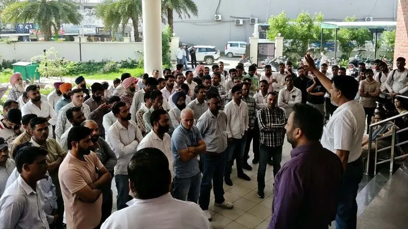 बिजली कर्मियों ने की सब डिवीजन स्तर पर सरकार की वादा खिलाफी के विरोध मे नारेबाजी