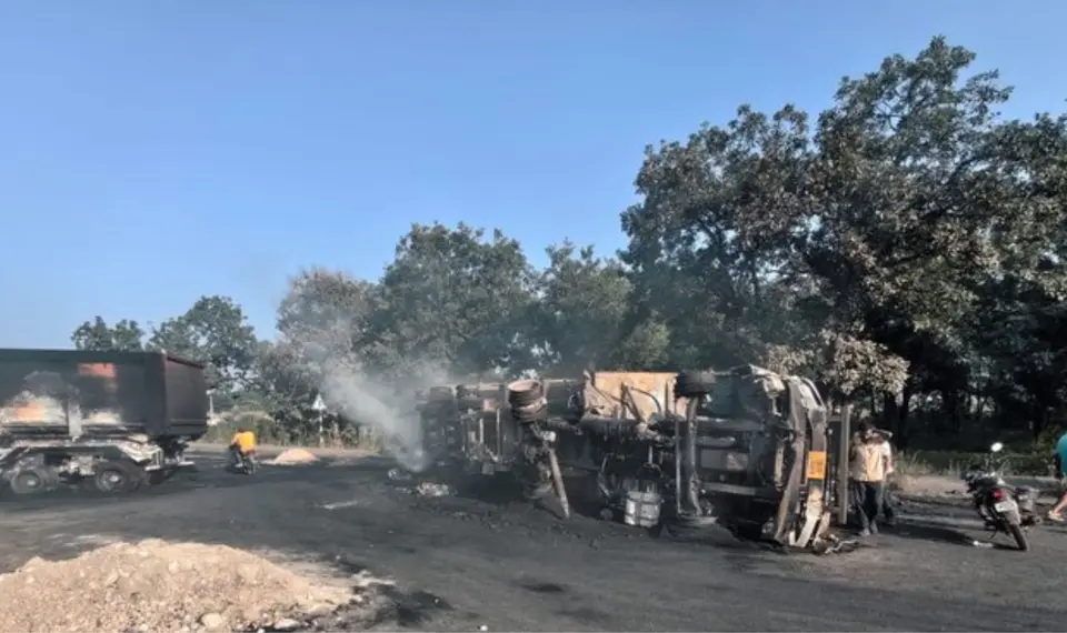 Trapped in Flames , Two Drivers Charred to Death After Trucks Collide Head - On in Sundaragada